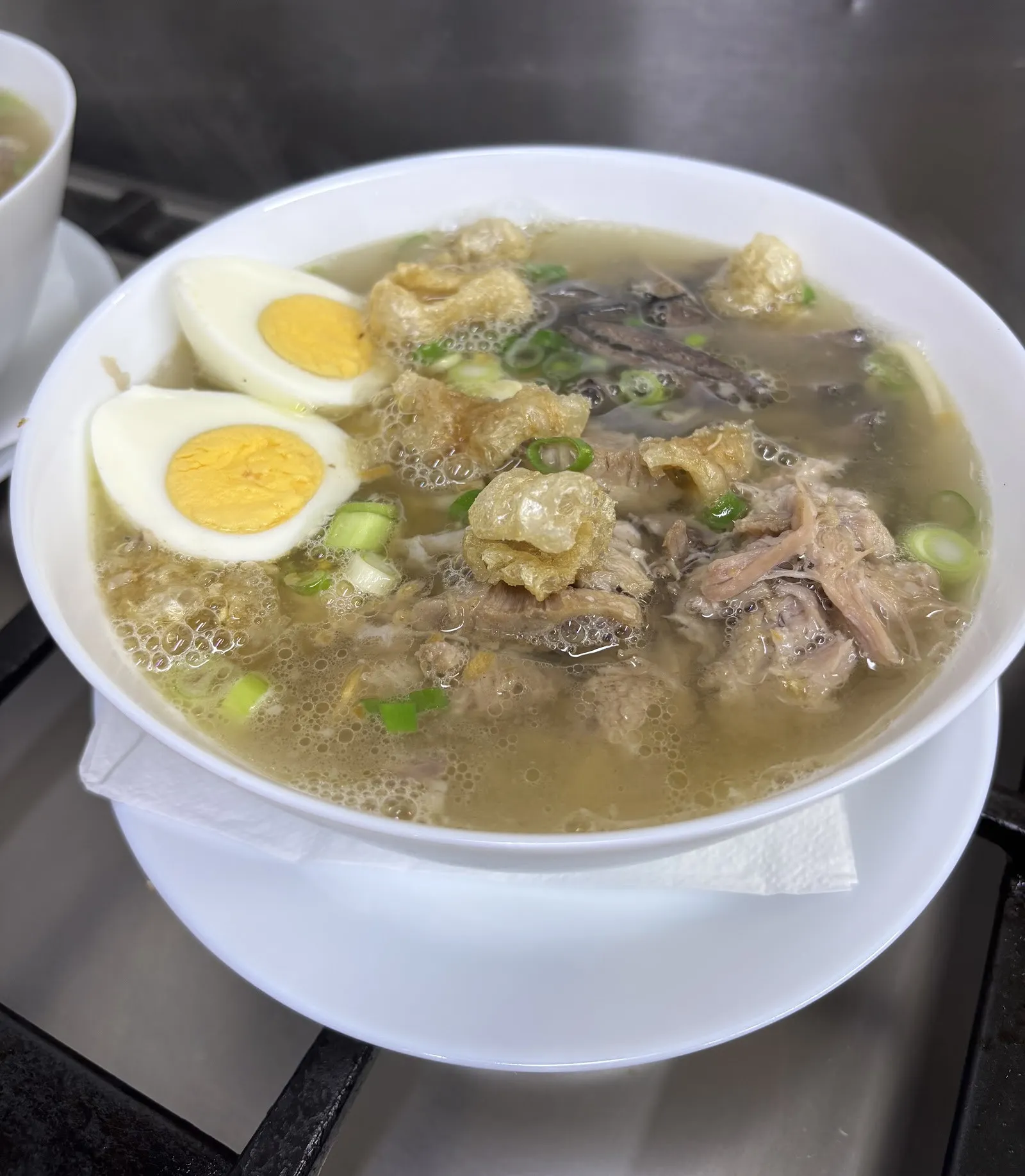 Sopa con huevo duro y cebolleta