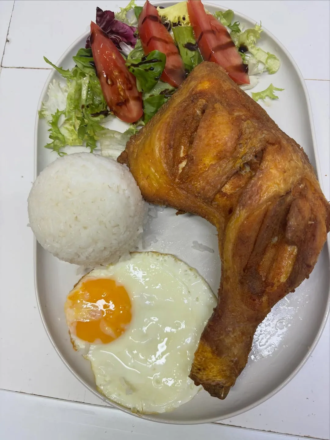 Chicksilog: pollo frito, huevo frito, arroz y ensalada