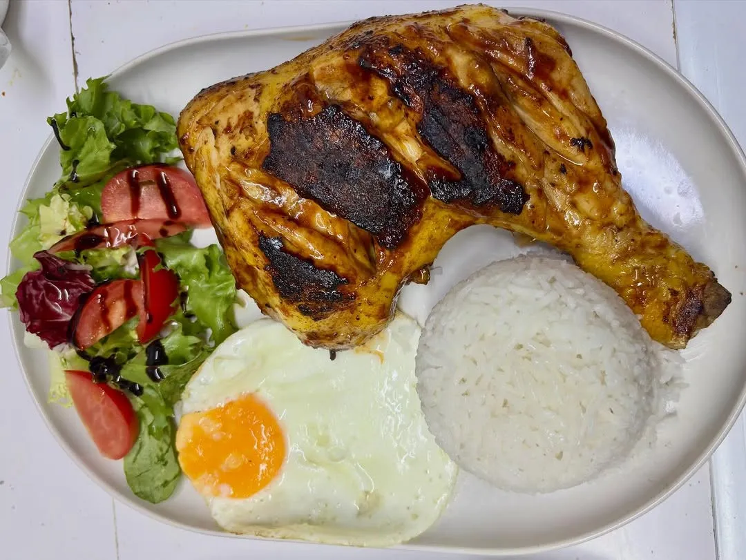 Shian's Chicken: muslo de pollo a la brasa, huevo frito, arroz y ensalada
