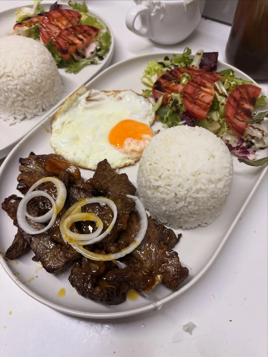 Tapsilog: ternera con cebolla, huevo frito, arroz y ensalada