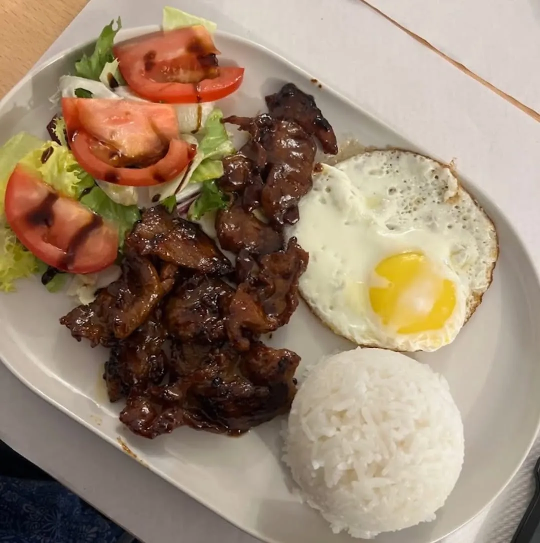 Tocilog: tocino, huevo frito, arroz y ensalada