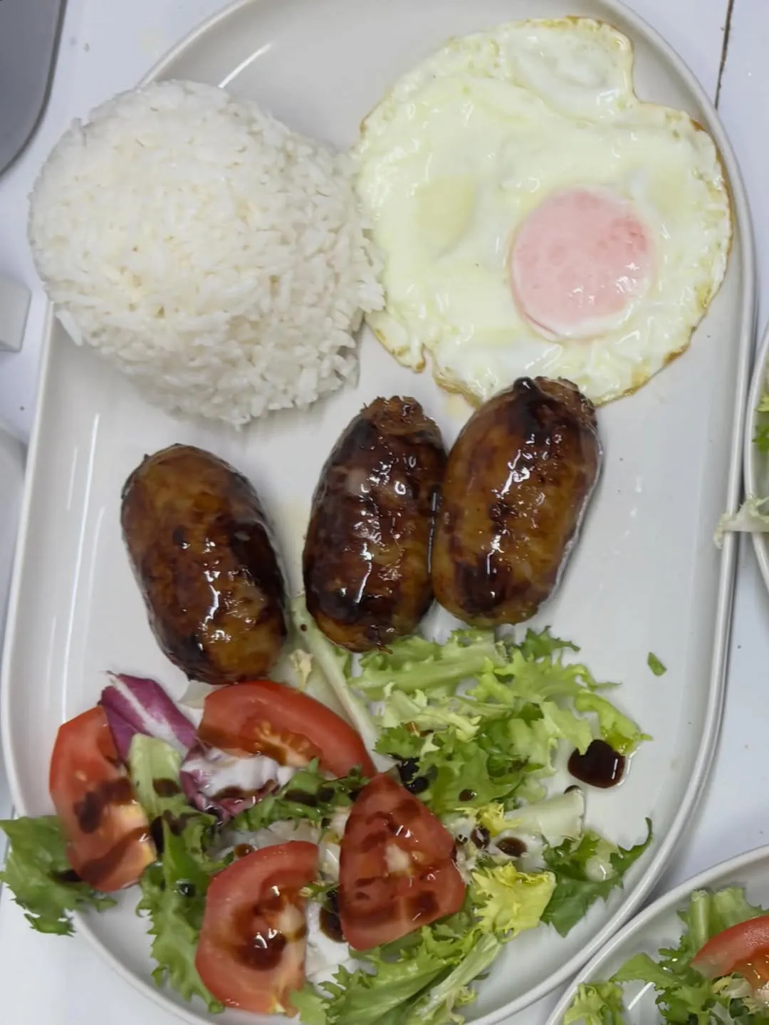 Longsilog: longaniza dulce, huevo frito, arroz y ensalada