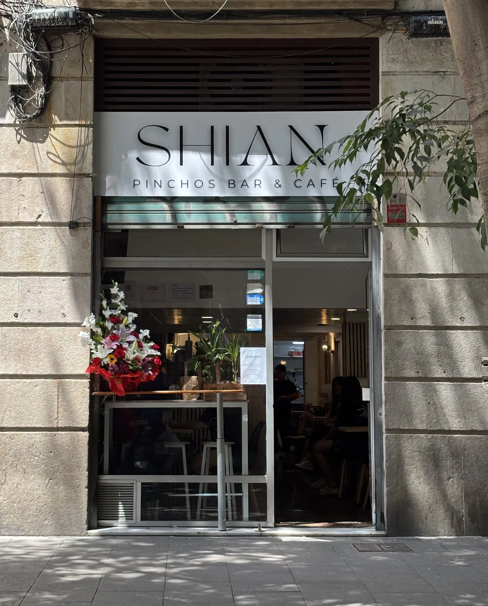 Fachada de Shian Pinchos Bar & Café en el Carrer del Pintor Fortuny, con la puerta abierta